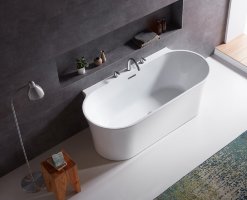 Отдельностоящая, овальная акриловая ванна в комплекте со сливом-переливом цвета хром.